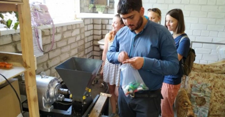 Горшки, фонари и картины из отходов: в Донбассе школьники дают пластику вторую жизнь (ВИДЕО)