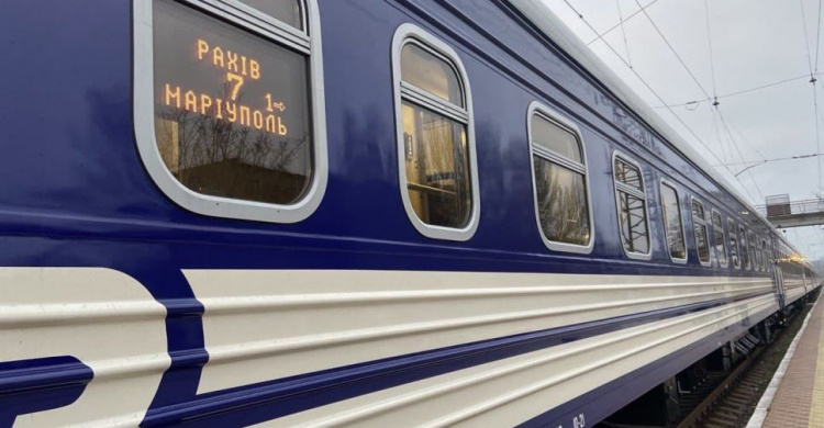 Из Мариуполя через 12 украинских областей отправился первый поезд на Рахов. Как он выглядит?