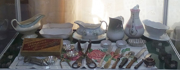В Мариуполе на всеобщее обозрение представили сокровищницу старинной посуды (ФОТО)