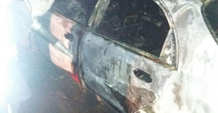 На въезде в Мариуполь авто врезалось в Сталевара и загорелось (ФОТО)