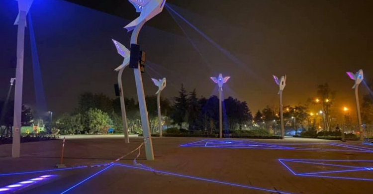 Лазерные якоря и птицы: на площади Свободы мариупольцам показали зрелищное представление