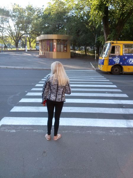 Радость пешехода: В Мариуполе принудили водителей снижать скорость у переходов (ФОТОФАКТ)