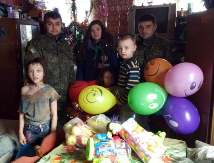 В Мариуполе дети из неблагополучных семей к Рождеству получили подарки