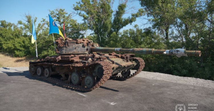 На Донетчине сгоревший танк превратили в памятник