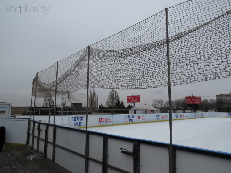 Мариупольцы вложились в переоборудование катка в хоккейное поле и организовали матчи (ФОТО)