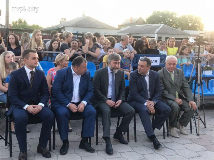 В Мариуполе Вадим Новинский поздравил выпускников сартанской школы и вручил им аттестаты (ФОТО)