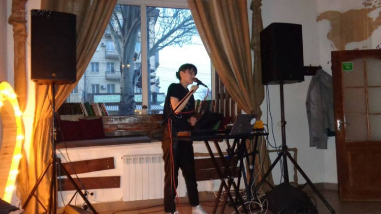 Загадочная DaKooka пела с мариупольцами (ФОТО+ВИДЕО)