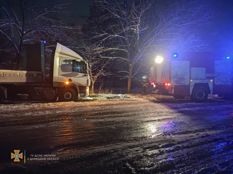 На дорогах под Мариуполем застряли три грузовика