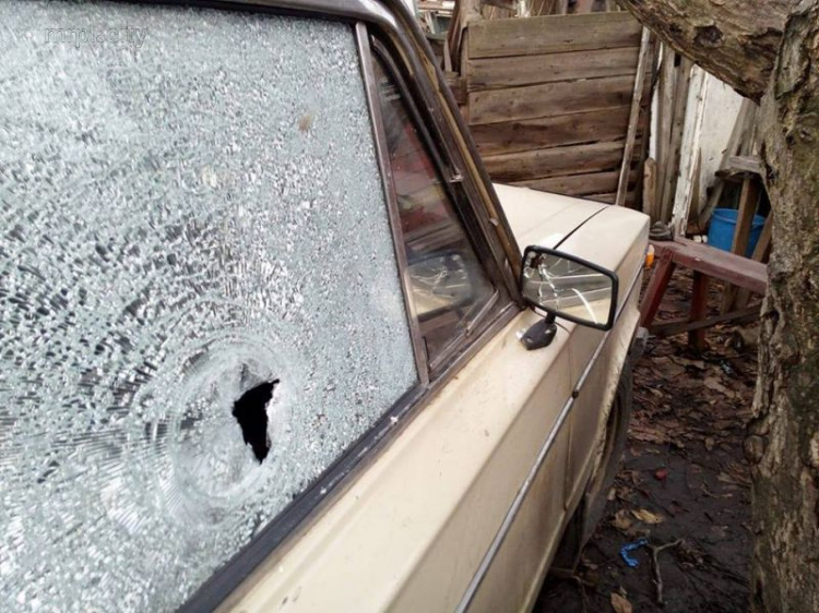 Под Мариуполем под обстрел попал гражданский автомобиль (ФОТО)