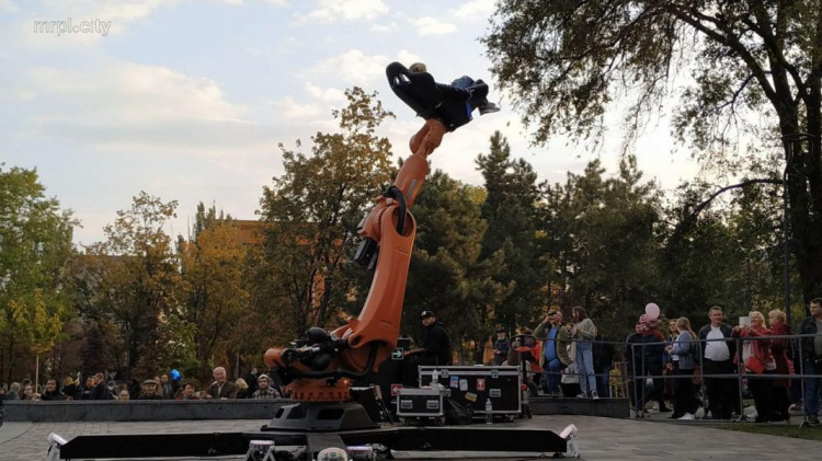 Центр праздничного Мариуполя заполонили роботы (ФОТО)