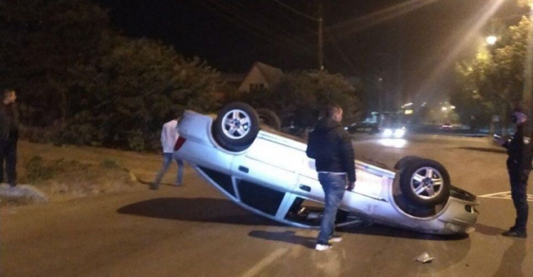 В Мариуполе в результате ДТП  перевернулся автомобиль