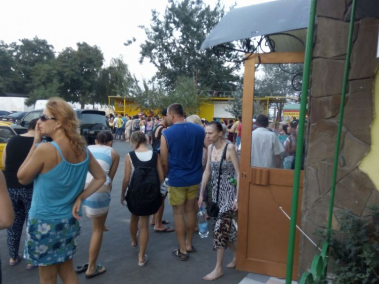 Мариупольцы и гости города стоят по 40 минут, чтобы уехать с пляжа (ФОТОФАКТ)