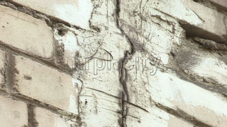 Мариупольская многоэтажка «трещит по швам» после демонтажа несущей стены