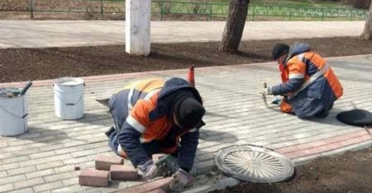 Тротуары Мариуполя выкладывают новой плиткой (ФОТО)