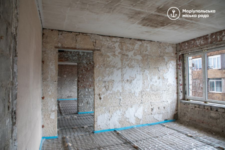 Символ прозрачности и открытости: в Мариуполе продолжается реконструкция здания муниципалитета