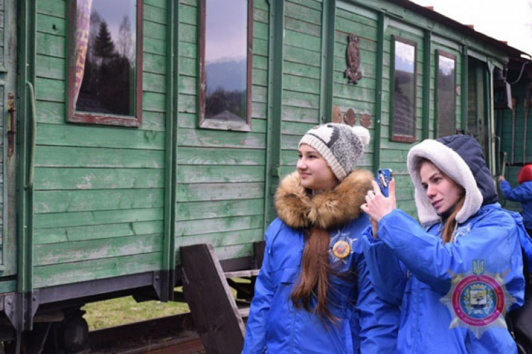Дети из Приазовья и Донбасса изучают природу и быт Закарпатья (ФОТО)