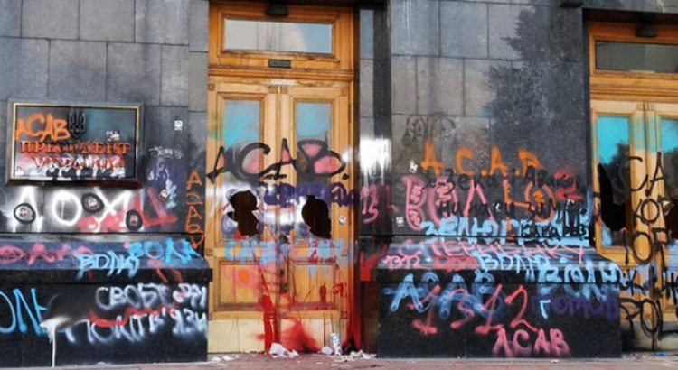 Разрисованные двери Офиса президента хочет выкупить художественная галерея