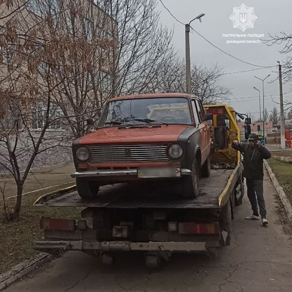 В Мариуполе неправильно припаркованный автомобиль отправили на штрафплощадку