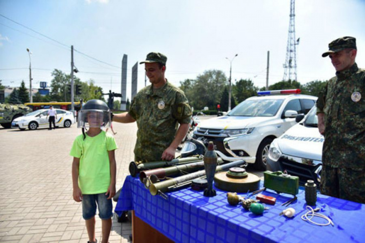 Технологии, бронетехника и вооружение: в Мариуполе отпраздновали День Нацполиции (ФОТО)