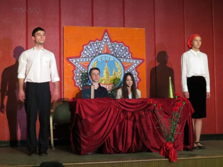 В Мариуполе под «Интернационал» сыграли коммунистическую свадьбу, раздеваясь на публике (ФОТО+ВИДЕО)
