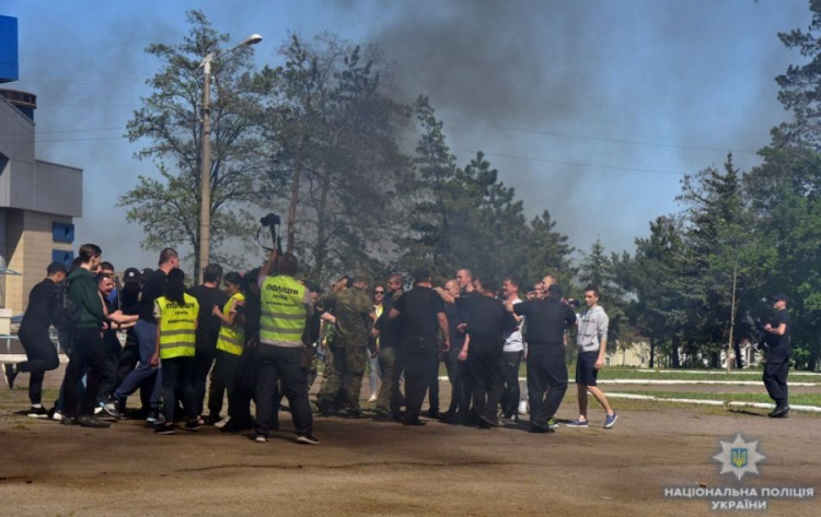 Накануне 9 мая в Мариуполе подрались из-за георгиевской ленточки (ФОТО+ВИДЕО)
