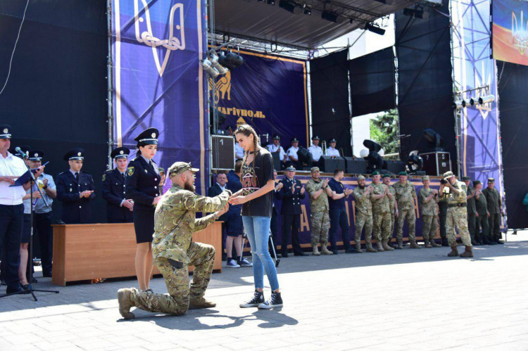 Боец «Азова» во время награждения в Мариуполе сделал предложение своей девушке (ФОТОФАКТ)