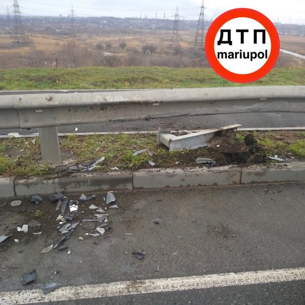 Не справился с управлением: в Мариуполе водитель легковушки влетел в отбойник