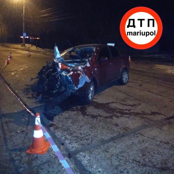 На выезде из Мариуполя погибли водитель и собака, на скользкой трассе перевернулся автомобиль (ДОПОЛНЕНО)