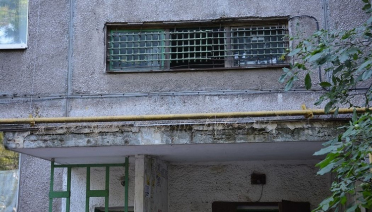 Культурная пропасть: в Мариуполе сравнили «уютный» и обычный двор (ФОТО)