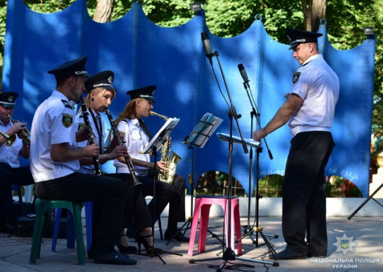 Оркестр полиции открыл в Мариуполе сезон выступлений на открытых площадках (ФОТО)