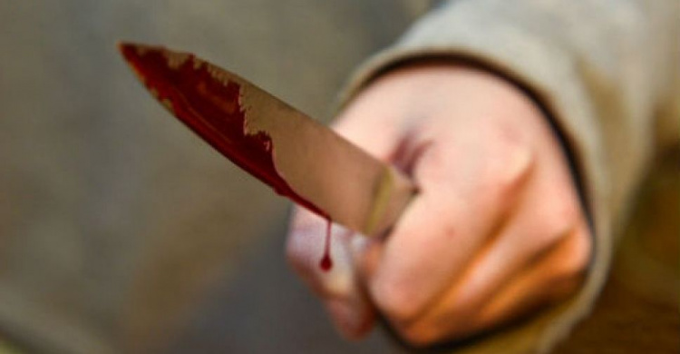 В Мариуполе отчим ударил 18-летнего пасынка ножом по почкам: парня спасли патрульные