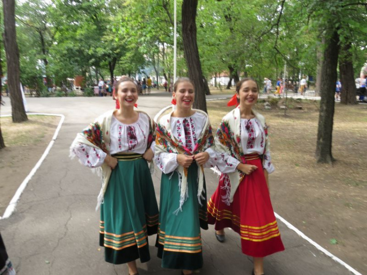 День Мариуполя: Пир горой, танцы, аромат Востока  и разноцветные  краски на лицах (ФОТОРЕПОРТАЖ)