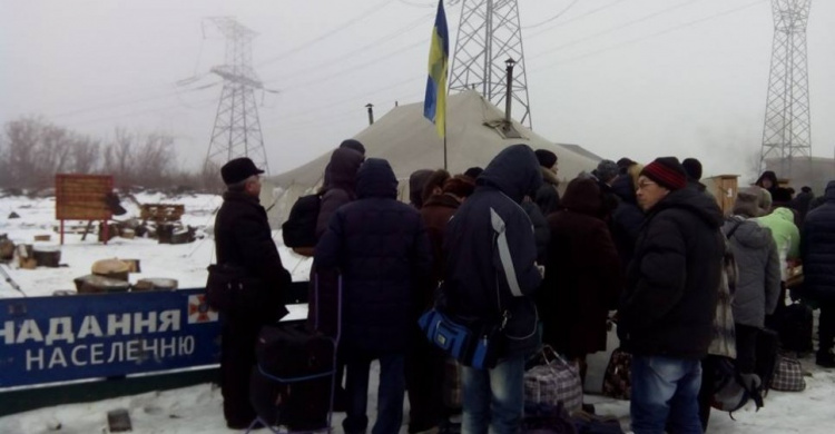 «Давно такого не было», - люди жалуются на огромные очереди перед КПВВ в Донбассе