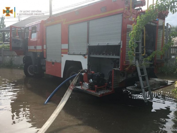 В Мариупольском районе топит жилые дома: понадобилась помощь спасателей