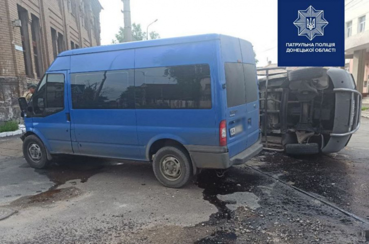 В Мариуполе столкнулись два микроавтобуса, один перевернулся