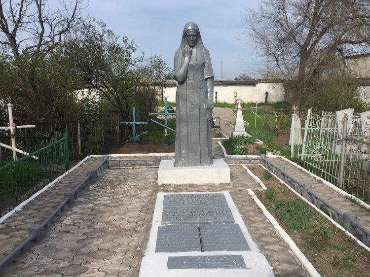 С братской могилы в Мариуполе оперативно стерли следы вандалов (ФОТО)