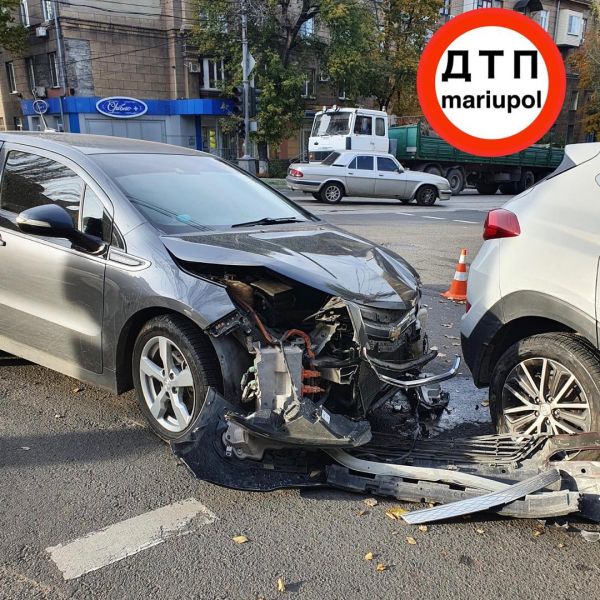 ДТП в центре Мариуполя: пострадавшая девушка-водитель сбежала из больницы