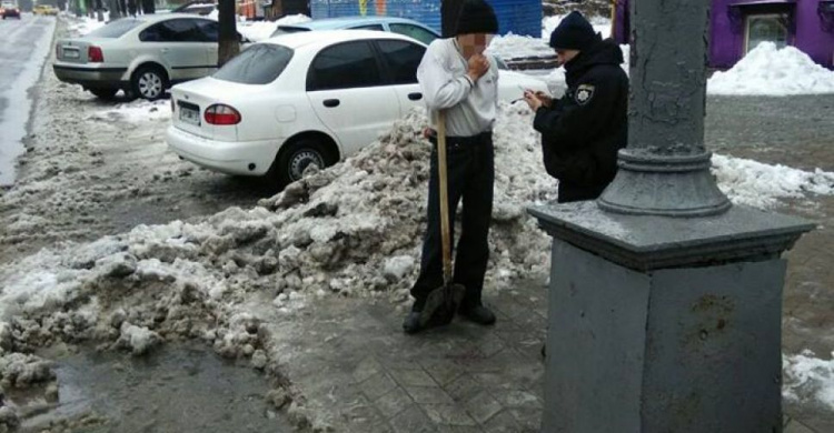 Патрульные оштрафовали мариупольца за сбрасывание снега на проезжую часть (ФОТО)