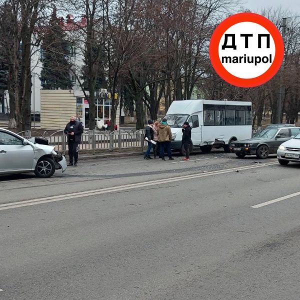 В Мариуполе в результате аварии легковушка отлетела в автобус