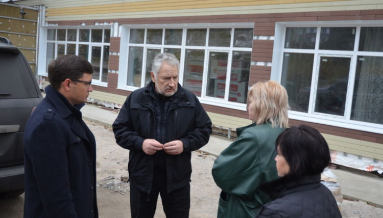 Жебривский и Бойченко не увидели рабочих на месте строительства опорной школы в Мариуполе (ФОТО)