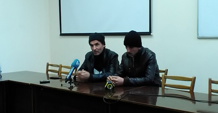 Депортированные из РФ таджик и узбек заблудились в Мариуполе (ФОТО)