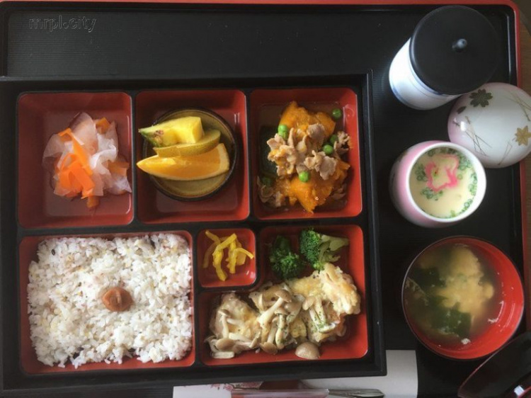 Как в ресторане: пациентка показала, чем ее кормили в японском роддоме (ФОТО)