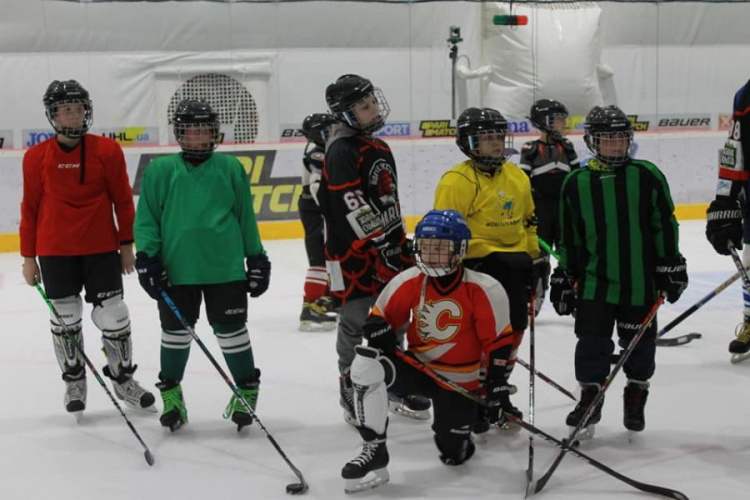 Мариупольские хоккеисты провели мастер-класс для детей