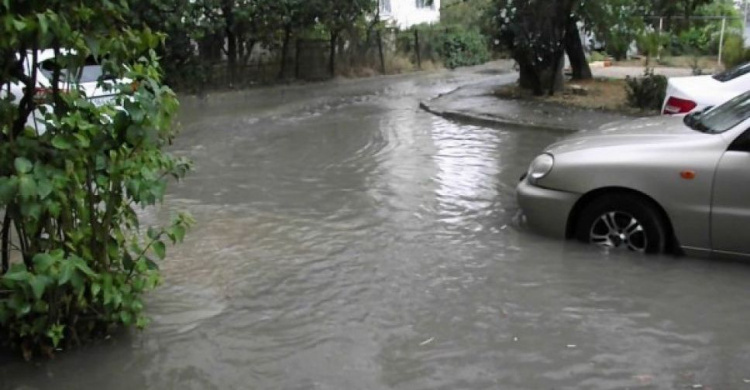 Огромные ливневые потоки затопили несколько дворов в Мариуполе