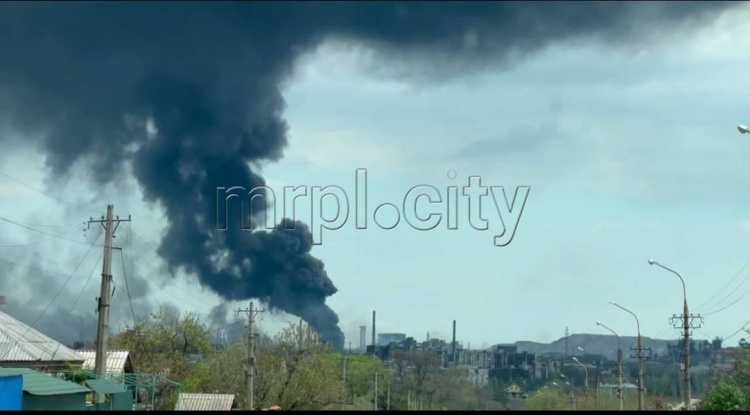 На «Азовстали» в Мариуполе масштабный пожар после бомбардировки
