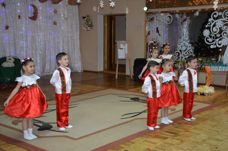 Мариупольцы определили «Різдвяну зіроньку»: победил воспитанник детского дома (ФОТО)