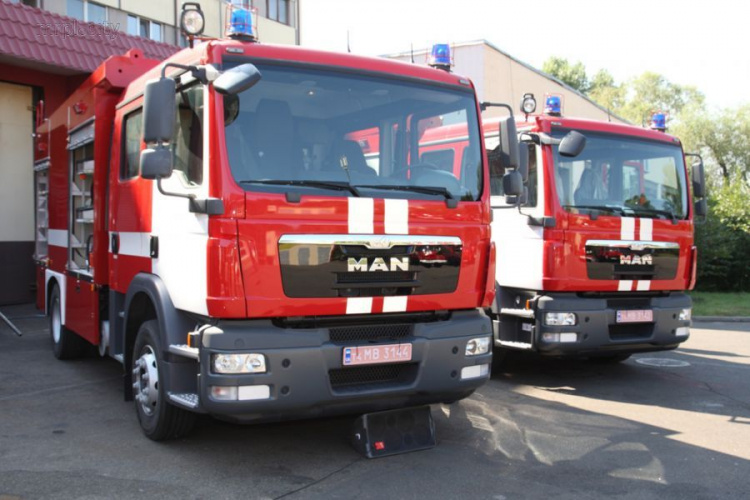 Мариупольской пожарной части подарили спецавтомобиль стоимостью более 4,5 млн гривен (ВИДЕО)