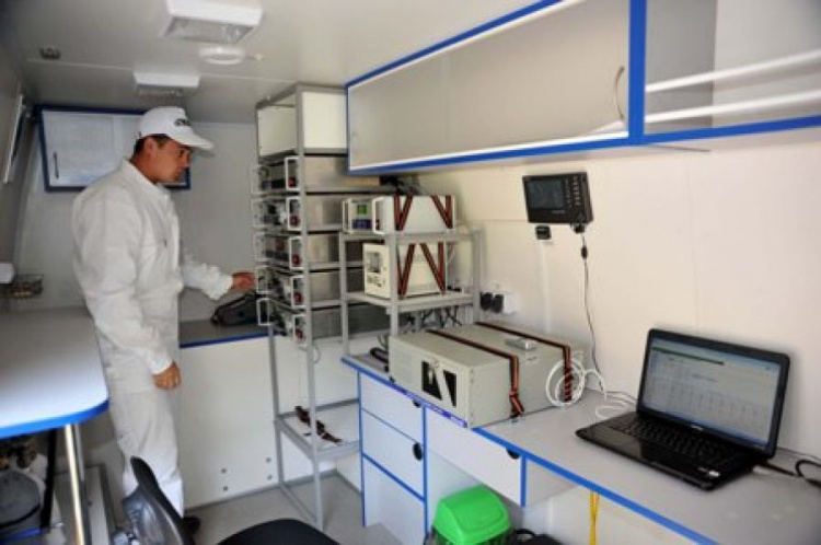 Передвижная лаборатория в Мариуполе исследовала воздух возле школы и меткомбината (ФОТО)
