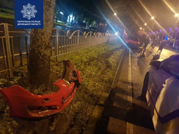 В Мариуполе водитель на скорости врезался в ограждение