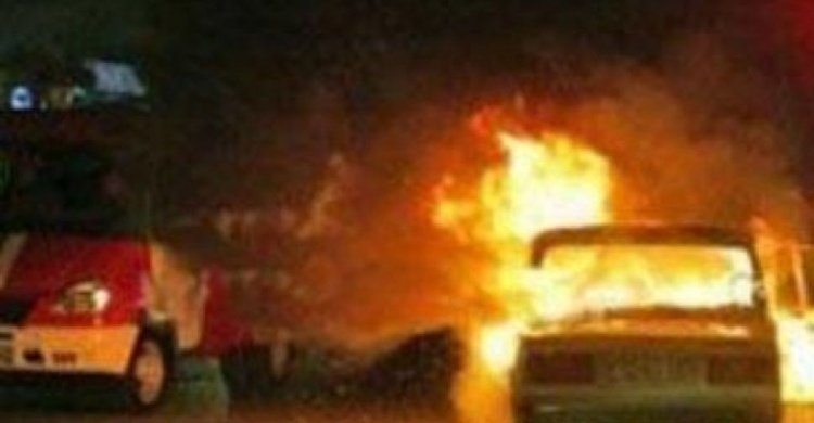 В Мариуполе ночью загорелись автомобиль и кафе